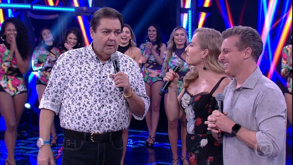 Em mensagem postada no Facebook, Luciano Huck volta a desmentir que tenha mudado de ideia sobre ser candidato; "Em tempos de terra arrasada na política brasileira, muita gente ouve o que quer, e não o que foi dito. Assim sendo, vale repetir: como já me posicionei anteriormente, não sou candidato a nada", escreveu; "Sigo de onde estou tentando ser uma voz potente apoiando fortemente a tão necessária e esperada renovação politica no Brasil. Neste momento, através dos movimentos cívicos", acrescentou