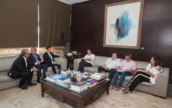 Em reunião com representantes do Banco de Desenvolvimento da América Latina (CAF), nesta segunda (26), o governador Camilo Santana (PT) firmou parceria para o investimento de US$ 124 milhões nas áreas da cultura e do turismo no Estado. Entre os projetos que serão contemplados estão o Museu da Imagem e do Som, a Estação das Artes e o Centro Cultural do Cariri. “O Ceará tem sido o estado com o maior volume de investimentos públicos do Brasil. Isso significa mais escolas, UPAs, estradas, viaturas e benefícios que melhoram a vida dos cearenses. A CAF tem sido uma parceira importante e ampliaremos ainda mais essas ações conjuntas”, destacou Camilo
