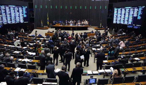 Quarenta e um deputados federais de 14 estados e do Distrito Federal gastaram, em 2017, ao menos R$ 754 mil em dinheiro público na compra de reportagens em sites, blogs, jornais e revistas influentes nas regiões em que foram eleitos; é o que mostra levantamento realizado para The Intercept Brasil pelo marcozero.info, projeto de jornalismo de dados aplicado à política; reportagem de Guilherme Martins, no Intercep Brasil