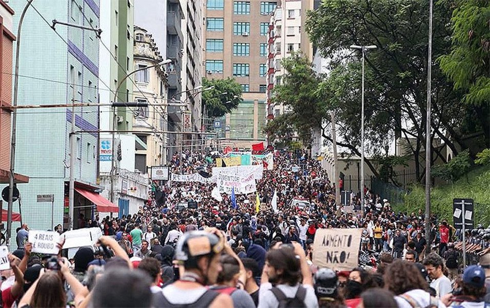 O Movimento Passe Livre (MPL) realizou nesta quinta-feira (11) o primeiro ato contra o aumento da tarifa do transporte público de São Paulo; o objetivo dos manifestantes é que o prefeito da capital paulista, João Doria, e o governador Geraldo Alckmin. ambos do PSDB, revoguem a medida, que entrou em vigor no último domingo (7), quando a tarifa subiu de R$ 3,80 para R$ 4, reajuste de 5,26%