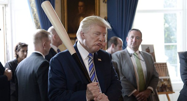 O presidente Donald Trump apresentou nesta segunda-feira (12) sua proposta de orçamento para o ano fiscal de 2019; com US$ 4,4 trilhões, o orçamento prevê cortes nos impostos e aumento no gasto militar; entre os destaques do orçamento, estão US$ 15,1 bilhões para modernizar o poder nuclear, US$ 13 bilhões para programas de aeronaves militares e US$ 1,6 bilhão para muro na fronteira com o México