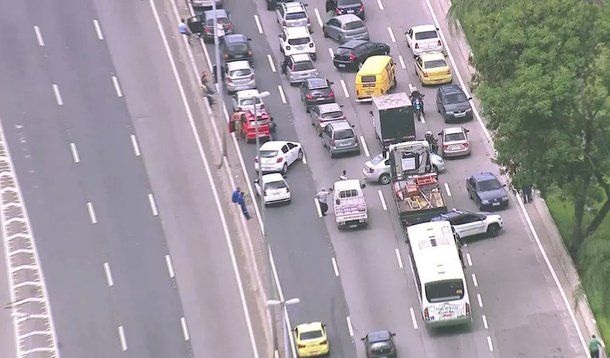 Após a morte de três suspeitos em confronto com a Polícia Militar nesta quarta-feira (31) na Cidade de Deus, no Rio de Janeiro, barricadas foram colocadas em forma de protesto na Linha Amarela, causando interdições na via desde as 11h por conta da operação policial e dos tiroteios; secretário de segurança Roberto Sá lamentou o tiroteio na Cidade de Deus ao particiar de uma conferência na Federação de Indústrias do Rio de Janeiro