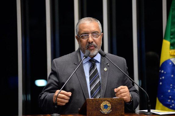 O senador Paulo Paim (PT-RS) voltou a criticar Michel Temer, rejeitado por mais de 90% dos brasileiros. De acordo com o parlamentar, o emedebista "faz chantagem para pressionar a aprovação da reforma da Previdência"; "Lamentável. No Silvio Santos, ele disse que em pouco tempo não haverá dinheiro para pagar as aposentadorias. O Brasil já está acostumado com sua retórica pífia. Como diz a música... 'pega na mentira'", escreveu Paim no Twitter