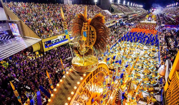 Com um enredo que começou com a crítica sobre o fim da escravidão, trazendo a questão para os dias de hoje, com a falta de trabalho e a perda de direitos em decorrência do golpe, o desfile na primeira noite da Sapucaí não poupou Temer e sua compra de deputados e um grito de 'Fora, Temer' no encerramento; ousadia ao vivo na tela da Globo