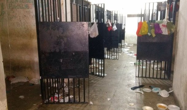 Um conflito entre presos de facções rivais provocou a morte de pelo menos 10 detentos na Cadeia Pública de Itapajé, na manhã desta segunda-feira (29). De acordo com a Secretaria de Justiça do Estado, a rebelião já foi controlada. O crime ocorre apenas dois dias depois da maior chacina do Ceará, em que homens armados invadiram uma festa no bairro Cajazeiras e mataram 14 pessoas