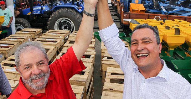 Presente à reunião da executiva nacional do PT em São Paulo, na qual foi lançada a pré-candidatura do ex-presidente Lula ontem (25), o governador Rui Costa disse que a condenação do ex-presidente foi um "golpe na democracia"; "O resultado do julgamento não causa surpresa. Lula já havia sido condenado há muito tempo, mesmo sem ser apresentada qualquer prova contra ele. A pergunta que não quer calar é: Cadê a prova contra Lula? Na verdade, Lula não perdeu. Quem perdeu foi a democracia, quem perdeu foi o Estado Brasileiro de Direito", disse Rui