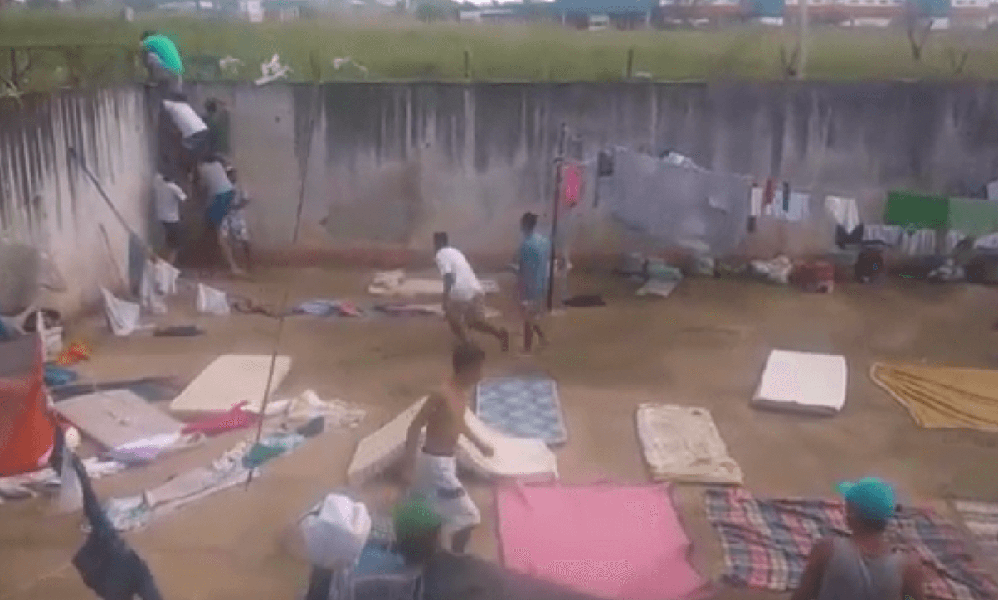 A Diretoria-Geral de Administração Penitenciária (DGAP) de Goiás determinou o afastamento da diretora da Colônia Agroindustrial do Regime Semiaberto no Complexo Prisional de Aparecida de Goiânia, Edleidy Rodrigues; o motivo do afastamento foi a divulgação de um vídeo, supostamente gravado dentro da unidade por detentos