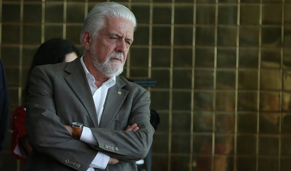 "Se os relógios de Wagner forem, todos ou a maioria, réplicas chinesas quem vai ficar como 'xing-ling' é a Delegada Luciana Matutino Caires, que usou as supostas jóias como prova do 'luxo' do ex-governador", diz o jornalista Fernando Brito, sobre a operação da Polícia Federal contra o ex-ministro Jaques Wagner; "Até este momento, o único 'crime' de Jaques Wagner é ser um político comprometido com o futuro da Bahia, do Brasil e do povo, ser do PT, ser amigo de Lula, e ser um ótimo candidato potencial a qualquer cargo que dependa do voto popular", diz ele