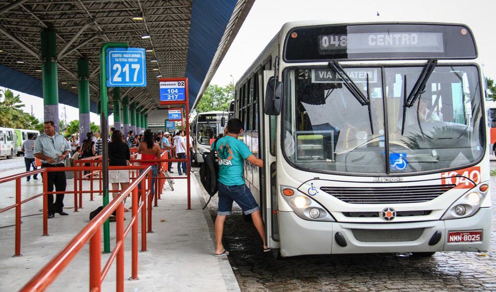 A Prefeitura de Maceió já publicou, no Diário Oficial do Município, o valor da nova tarifa única do transporte coletivo; passagem nos ônibus urbanos passa dos atuais R$ 3,50 para R$ 3,65, uma alta de 4,285%; o aumento teria levado em consideração os cálculos elaborados conforme a Tabela Paramétrica que consta no Contrato de Concessão do Serviço Público Coletivo de Passageiros