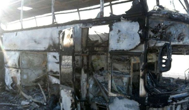 Nesta quinta-feira (18), no território do Cazaquistão, um ônibus pegou fogo matando 52 passageiros, comunica o Comitê de Situações de Emergência do país; somente cinco pessoas conseguiram sobreviver à tragédia; motivo do desastre permanece desconhecido