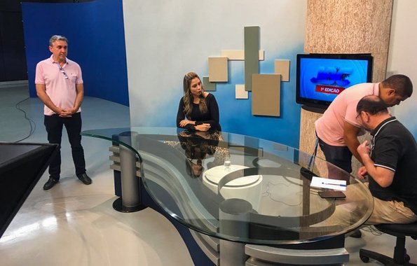 O feriado da segunda-feira de Carnaval foi de trabalho para o presidente da Agência Brasil Central (ABC), João Bosco Bittencourt, que acompanhou direto do estúdio o JBC 1ª Edição. João Bosco assumiu o comando da ABC há oito dias e está mergulhado na rotina de produção da ABC; "Estamos acompanhando tudo de muito perto para conhecer a potencialidade dos profissionais, saber as demandas dos servidores, perceber deficiências em equipamentos. O entusiasmo é muito grande para dar continuidade a esta nova fase da TBC e RBC, com programação mais interativa e sintonizada com as demandas da sociedade", disse João Bosco