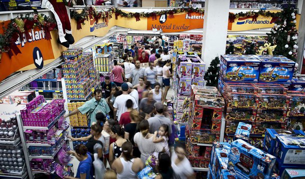 Vendas no varejo brasileiro avançaram 0,7% em novembro na comparação com o mês anterior e subiram 5,9% sobre um ano antes, segundo dados do Instituto Brasileiro de Geografia e Estatística (IBGE)