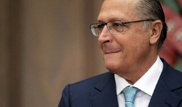 O governador de São Paulo, Geraldo Alckmin (PSDB), já está em ritmo de campanha e apelando para rótulos fáceis como “TV do Lula” para se referir à Empresa Brasil de Comunicação (EBC), estatal que pretende pôr fim caso seja eleito presidente em 2018; o tucano defendeu uma política privatista por parte do governo federal; “Se eu for presidente, vou fechar e acabar com isso. Não tem sentido nenhum. É a TV do Lula. Gasta um dinheirão, tem milhares de funcionários e não dá audiência”, afirmou; de acordo com Alckmin, o papel de seu eventual governo vai ser se restringir à regulação e fiscalização das concessões de rádio e TV