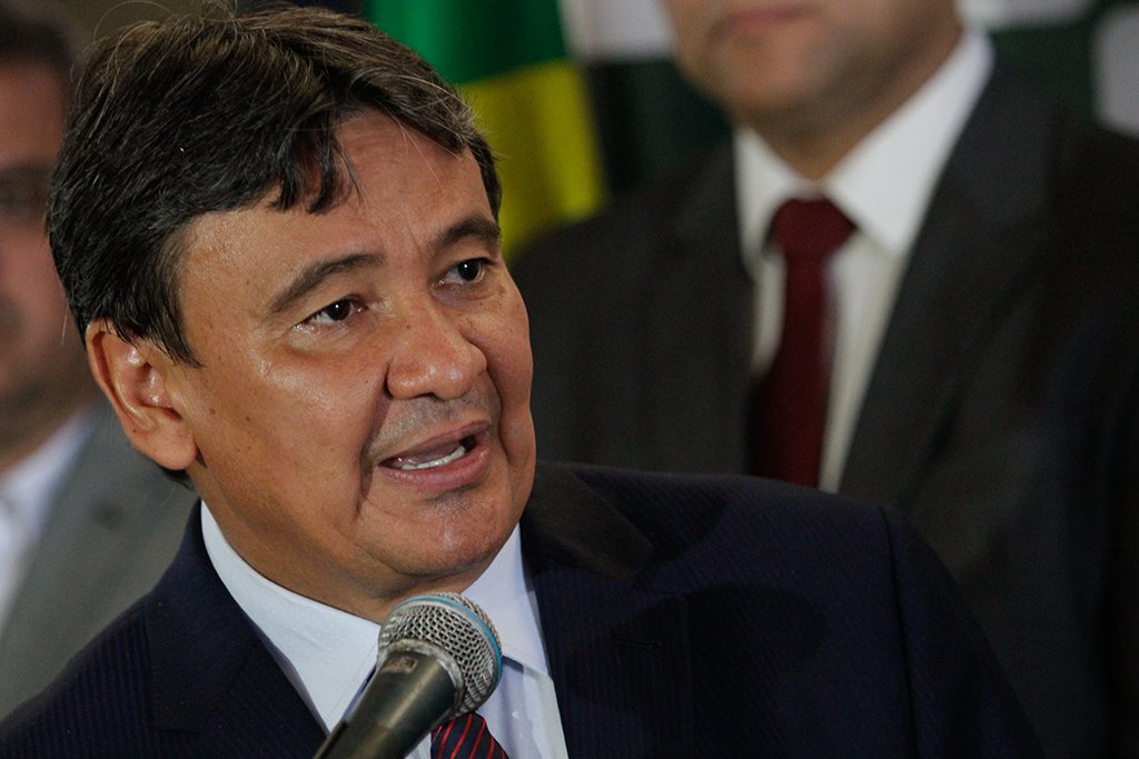 O governador do Piauí, Wellington Dias (PT), em carta ao Fórum dos Governadores, avaliou como “um caminho perigoso” a intervenção militar no RJ; "É um caminho perigoso. Inclusive para a nossa frágil democracia. "Esta medida do RJ é completamente diferente da Força Nacional apoiar uma unidade da federação"; "O crime está organizado nacionalmente, precisamos organizar a segurança do povo brasileiro. Batalha como esta não se vence com uma bala de prata”, diz Wellington Dias
