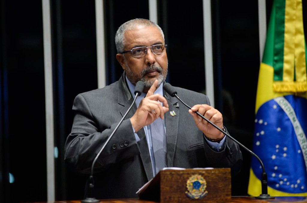 Após Michel Temer assinar o decreto para a intervenção federal na segurança pública do estado do Rio, o senador Paulo Paim (PT-RS) afirmou que o emedebista está “brincando com a democracia e a Constituição”; “Disse que a intervenção no RJ será suspensa temporariamente se houver condições de votar a reforma da Previdência. Ou a segurança pública está um caos ou não está. O governo está sendo muito irresponsável. Algo nunca visto”, escreveu o petista em sua conta no Twitter