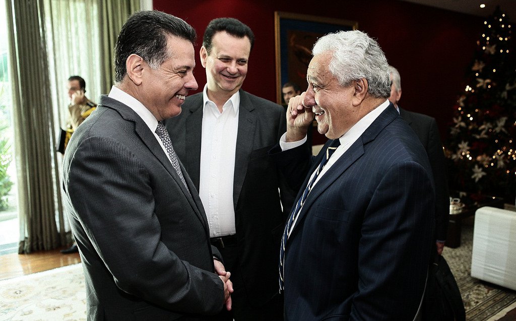 Com a experiência de quatro mandatos à frente do Palácio das Esmeraldas e a credibilidade como articulador e conciliador político, o governador Marconi Perillo (PSDB) tem dito aos aliados que o momento exige prioridade total para a administração e que, na hora certa, as conversações para a formação da chapa da base estadual serão deflagradas; "Precisamos controlar a ansiedade. Tudo acontecerá no momento certo". A base permanecerá unida em 2018", disse; nas últimas semanas, gestos de rebeldia do secretário Vilmar Rocha causaram ruídos na base, mas Vilmar já mudou de discurso e afirmou que estará ao lado de Marconi em 2018