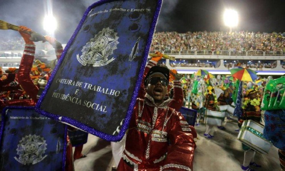Quinta colocada no desfile das escolas de samba do Rio, a Estação Primeira de Mangueira divulgou uma nota parabenizando a Paraíso do Tuiuti "pelo brilhante desfile, pelo vice-campeonato"; "Viva o povo negro, pobre, favelado, marginalizado, do nosso Brasil. Queremos democracia, direitos iguais, paz, saúde e educação. “Será que já raiou a liberdade, ou se foi tudo ilusão?”, diz o texto
 