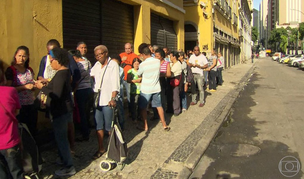 Com o pagamento iniciado nesta quinta-feira (28) dos salários integrais de novembro para 134.760 servidores ativos, inativos e pensionistas, de todas as categorias do estado do Rio de Janeiro, a Secretaria de Fazenda quita 84% dos salários do mês; recebem o vencimento líquido os que ganham até R$ 2.805,00, num total de R$ 200 milhões; com isso, ficam quitados os salários de 391.078 servidores; ainda não receberam os vencimentos de novembro, 71.134 servidores ativos, inativos e pensionistas, que somam R$ 375,97 milhões