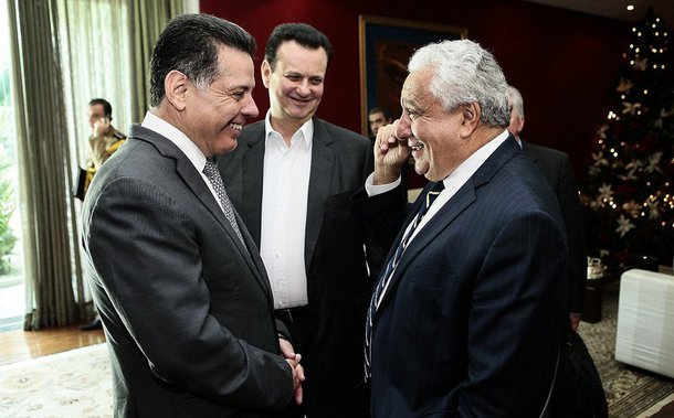 Com a experiência de quatro mandatos à frente do Palácio das Esmeraldas e a credibilidade como articulador e conciliador político, o governador Marconi Perillo (PSDB) tem dito aos aliados que o momento exige prioridade total para a administração e que, na hora certa, as conversações para a formação da chapa da base estadual serão deflagradas; "Precisamos controlar a ansiedade. Tudo acontecerá no momento certo". A base permanecerá unida em 2018", disse; nas últimas semanas, gestos de rebeldia do secretário Vilmar Rocha causaram ruídos na base, mas Vilmar já mudou de discurso e afirmou que estará ao lado de Marconi em 2018
