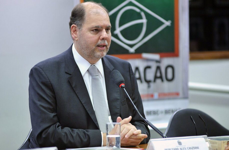 O deputado Alex Canziani (PTB-PR) poderá ser o novo ministro do Trabalho, se depender da bancada do PTB na Câmara; o presidente nacional do partido Roberto Jefferson, pai da deputada Cristiane Brasil (PTB-RJ), ainda tenta emplacar a filha no cargo; a posse dela foi barrada quatro vezes pelo judiciário