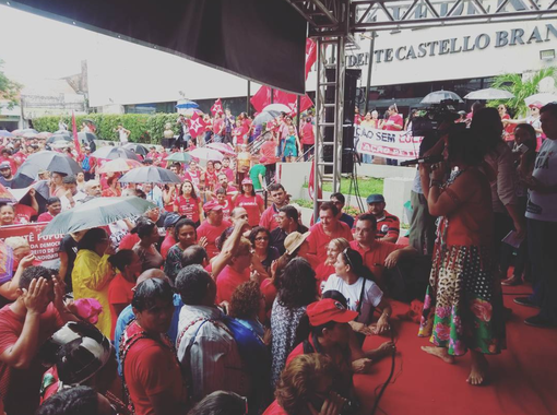 No entorno da sede da Justiça Federal em Fortaleza, milhares de pessoas participam de manifestação em defesa da democracia e do direito do ex-presidente Lula ser candidato. O presidente do PT Ceará, Francisco de Assis Diniz, disse que nesta quarta-feira (24), dia em que ocorre o julgamento do ex-presidente, quem está sendo condenado “são os homens e mulheres lutadores deste País” e que “está em curso a terceira e mais cruel etapa do golpe brasileiro”. O ato segue até as 15h30, quando os manifestantes sairão em caminhada pelo Centro da Cidade