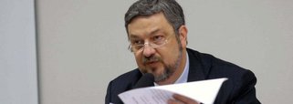 O TRF4 informou que deu provimento à apelação criminal do MPF para decretar o arresto e sequestro de imóveis em nome da filha e da enteada do ex-ministro Antônio Palocci Filho; conforme a decisão, não sendo suficiente a quantia sequestrada diretamente do réu, cabe o sequestro de bens imóveis já transferidos a terceiros; MPF requereu como medida assecuratória o arresto e sequestro de bens de Palocci e da empresa dele Projeto Consultoria Empresarial e Financeira até o valor de R$ 812 mil; a 13ª Vara Federal de Curitiba deferiu o sequestro de R$ 150 milhões, mas após a realização de buscas, foi possível o bloqueamento de R$ 61,7 milhões