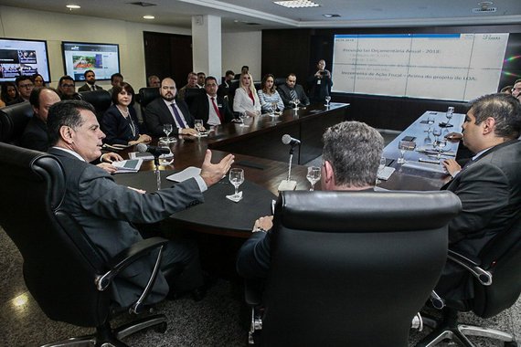 O governo Marconi Perillo afirmou que as medidas de ajuste garantiram crescimento real das receitas tributárias em 2017, acima das expectativas, apesar de o ano ainda ter sido marcado pelos efeitos da crise econômica; a receita do governo aumentou 3%, apontou levantamento apresentado pelas equipes dos secretários de Estado da Fazenda, João Furtado, e de Gestão e Planejamento, Joaquim Mesquita para o governador; a Sefaz prevê que a arrecadação, acompanhada do crescimento da economia brasileira, venha a crescer ainda mais; a estimativa é um crescimento em torno de R$ 850 milhões acima da inflação e do PIB