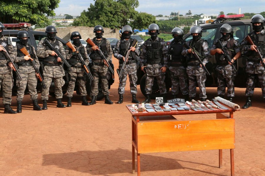 A Diretoria-Geral de Administração Penitenciária (DGAP), conforme determinação da presidente do Supremo Tribunal Federal, ministra Carmén Lúcia, realizou nesta sexta-feira (12) vistoria na Colônia Agroindustrial do Regime Semiaberto, no Complexo Prisional de Aparecida de Goiânia; foram encontrados: 16 celulares, cinco baterias, uma fonte de PC, uma porção média e outra pequena, dois pendrives, oito chips de celular, cinco pedaços de ceguetas, duas facas, 11 chuchos, uma navalha, três cachimbos, um facão, nove barras de ferro e um alicate