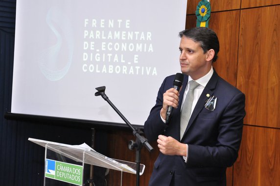 O deputado federal Thiago Peixoto (PSD-GO) usou as redes sociais neste sábado (24) para chamar a atenção para a votação, na semana que vem, de uma proposta que pode inviabilizar a atuação, no Brasil, de aplicativos de mobilidade como Uber, Cabify e 99; a depender do resultado, seriam prejudicados mais de 500 mil motoristas parceiros e 20 milhões de usuários dos serviços; o parlamentar sugeriu que as pessoas se mobilizem e procurem seus representantes na Câmara dos Deputados para defender o direito de escolha sobre a forma como a pessoa quer se locomover pelas cidades