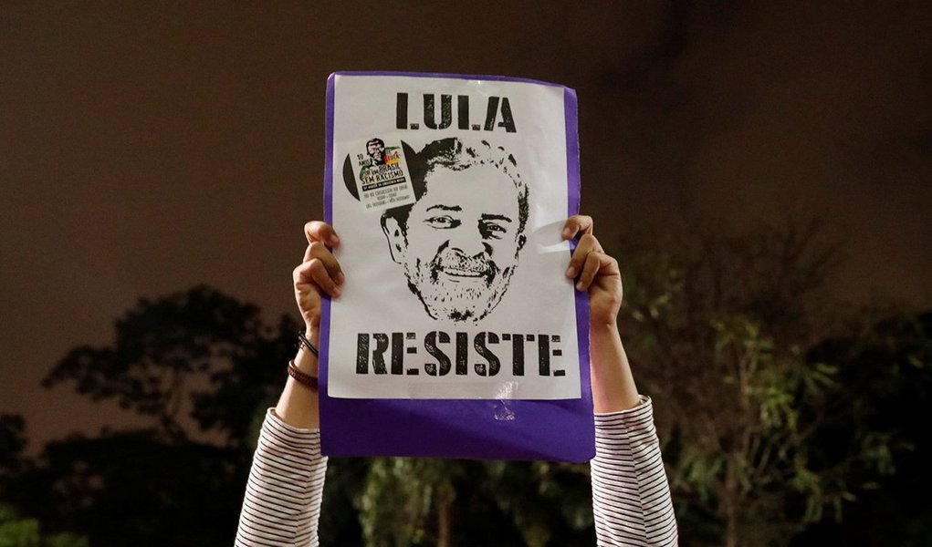 "Não é segredo que a aceleração do julgamento do ex-presidente Lula na segunda instância do judiciário é carta marcada. Não é sinal de celeridade judicial e, menos ainda, de normalidade jurídica ou de julgamento justo. É fraude bruta, é mero jogo de aparências do regime de exceção para assegurar a continuidade do golpe e da agenda de retrocessos", diz o colunista Jeferson Miola; "Esta aberrante condenação não será suficiente, entretanto, para cassar a candidatura do Lula. Será um longo trajeto de discussão e disputa jurídica até a eleição de outubro. Será nas ruas, com o povo em resistência democrática, que Lula verá restaurado seu direito civil e político", prevê Miola