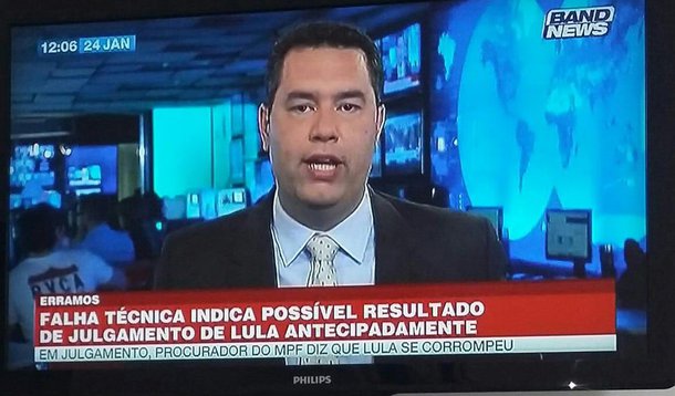 Band News, duas horas depois de antecipar o resultado do julgamento de Lula no TRF4, em Porto Alegre, antes mesmo de começarem os votos dos desembargadores, se desculpou e alegou "falha técnica"; durante o ato vigília no acampamento da democracia em Porto Alegre, onde militantes aguardam o resultado do julgamento do Lula, uma repórter e um cinegrafista da band foram expulsos pelos manifestantes aos gritos de "golpistas" logo após a notícia falsa sobre o julgamento ter sido veiculada pela emissora