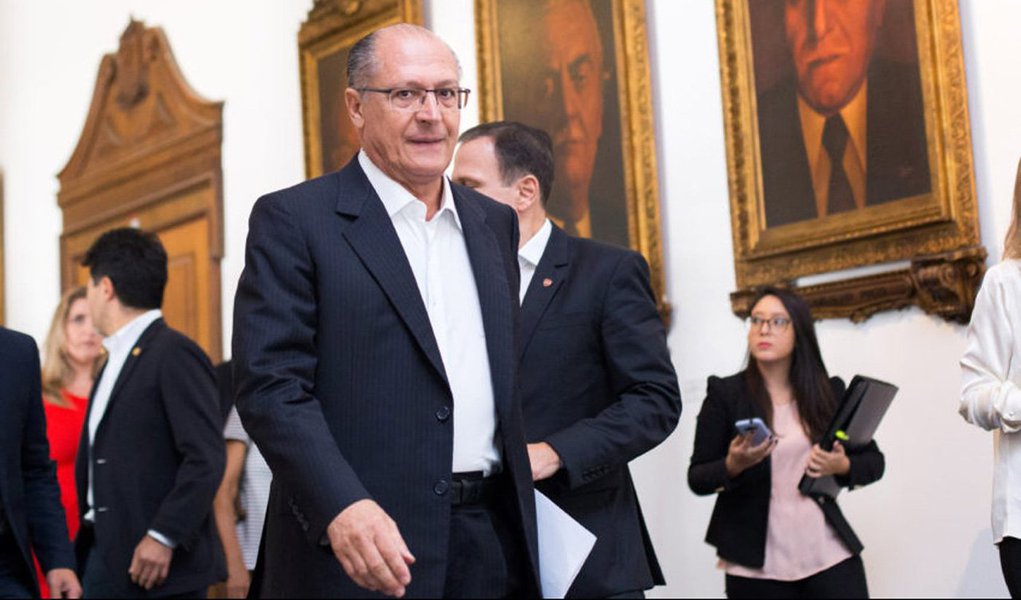 Cogitado pelo PSDB como candidato à presidência da República, o governador de São Paulo, Geraldo Alckmin, afirmou que decidirá sobre a sucessão para o executivo estadual somente nas convenções partidárias; o tucano também disse não estar definido o apoio da legenda tucana ao vice-governador Márcio França (PSB); Alckmin terá a difícil missão de explicar para a população o apoio a reformas do governo de Michel Temer, que tem o PSDB como seu principal aliado