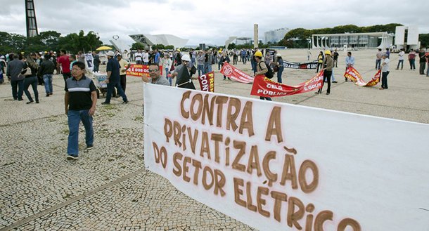 A venda de seis distribuidoras da Eletrobras no Norte e Nordeste vai não apenas encarecer as tarifas de energia como, a médio prazo, oferece o risco de as empresas serem devolvidas ao governo, como já aconteceu no Pará e em Mato Grosso. A opinião é de Fernando Pereira, secretário de Energia da Federação Nacional dos Urbanitários (FNU). Confira sua entrevista à Sputnik