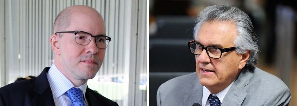 Demóstenes Torres, que teve o mandato cassado após a Polícia Federal denunciar sua relação com o bicheiro Carlinhos Cachoeira, tenta voltar ao Senado e pode ser uma dor de cabeça para o senador de Goiás Ronaldo Caiado; ele vem anunciando ter munição de sobra contra o parlamentar do DEM