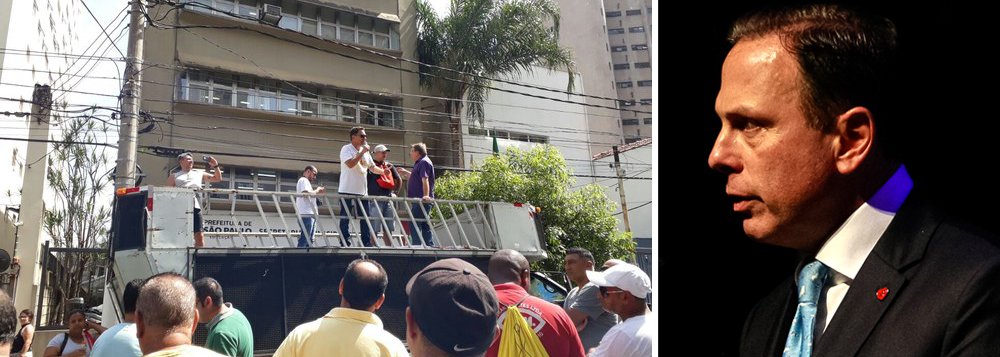 A falta de compromisso da gestão João Doria (PSDB) e os cortes de motoristas do Transporte Escolar Gratuito (TEG) levaram cerca de 400 trabalhadores a ocupar a sede da Secretaria Municipal de Educação; "Eles dizem que só vão negociar se desocuparmos, mas eles não cumprem nada. A ocupação foi nosso último recurso. Infelizmente, chegou numa situação onde não se cumpre palavra, não se respeita o profissional", afirma o diretor social da União Geral do Transporte Escolar de São Paulo (Ugetesp), Jorge David Salgado