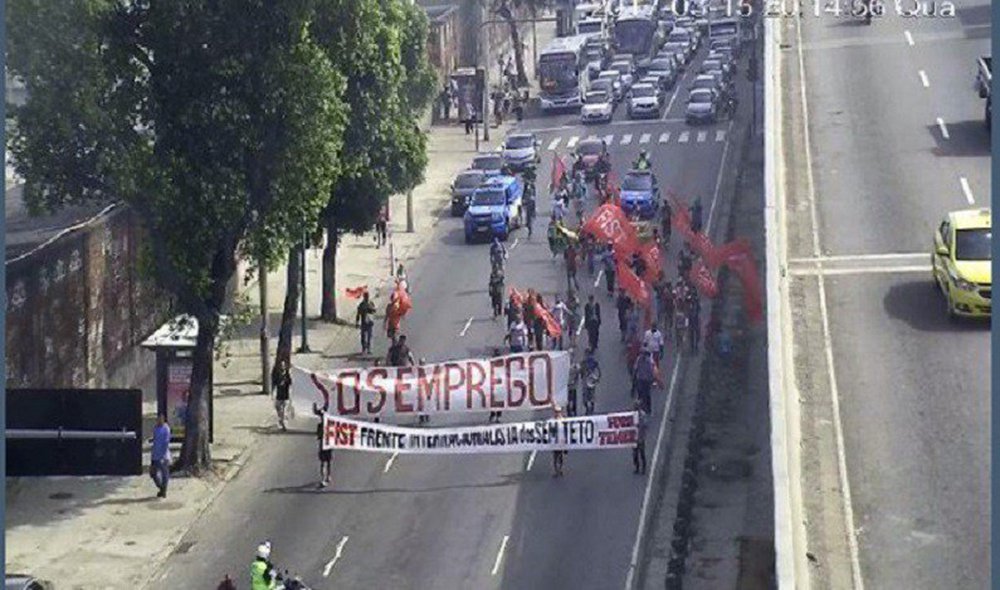 Manifestação de trabalhadores com salários atrasados interditou por volta das 7h da manhã desta quarta (7) os dois sentidos da Avenida Brasil, altura de Ramos, perto da saída da Ilha do Governador, zona norte do Rio de Janeiro. funcionários das obras do BRT Transoeste fecharam as pistas protestando contra o atraso no pagamento de salários, o que levou caos ao trânsito