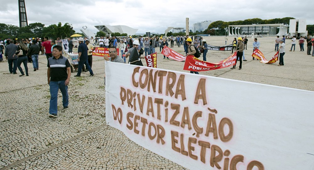 A venda de seis distribuidoras da Eletrobras no Norte e Nordeste vai não apenas encarecer as tarifas de energia como, a médio prazo, oferece o risco de as empresas serem devolvidas ao governo, como já aconteceu no Pará e em Mato Grosso. A opinião é de Fernando Pereira, secretário de Energia da Federação Nacional dos Urbanitários (FNU). Confira sua entrevista à Sputnik