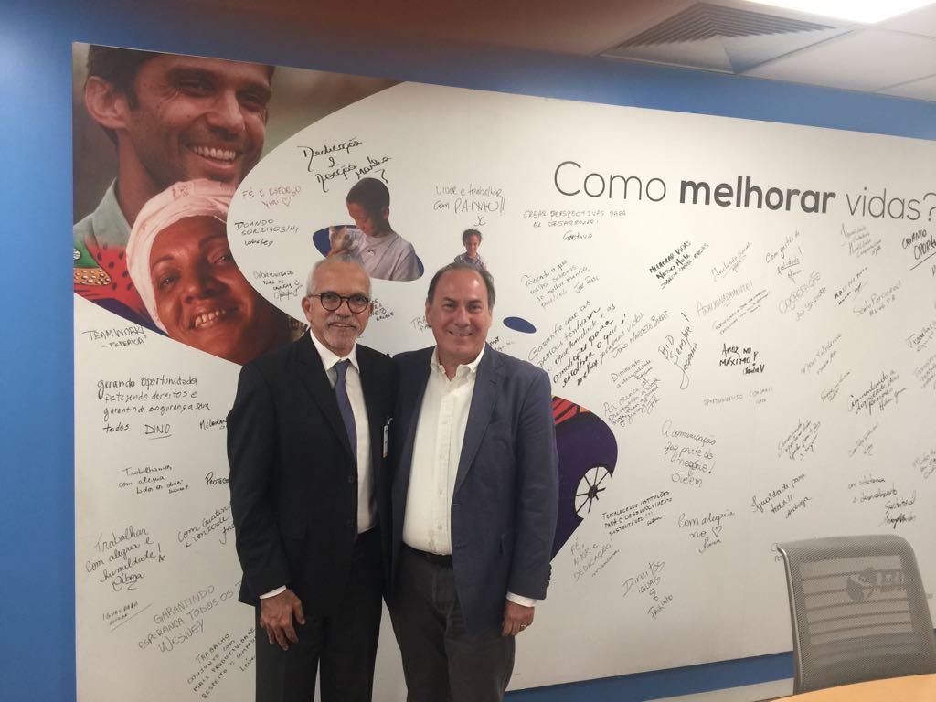 O prefeito de Aracaju, Edvaldo Nogueira (PCdoB), se reuniu, em Brasília, com o representante do Banco Interamericano de Desenvolvimento (BID), Hugo Flórez, para tratar do pedido de empréstimo de 75 milhões de dólares, na manhã desta terça-feira (23); se liberada, a verba será utilizada para construção de uma nova avenida na Zona Norte da capital, e obras de caráter social