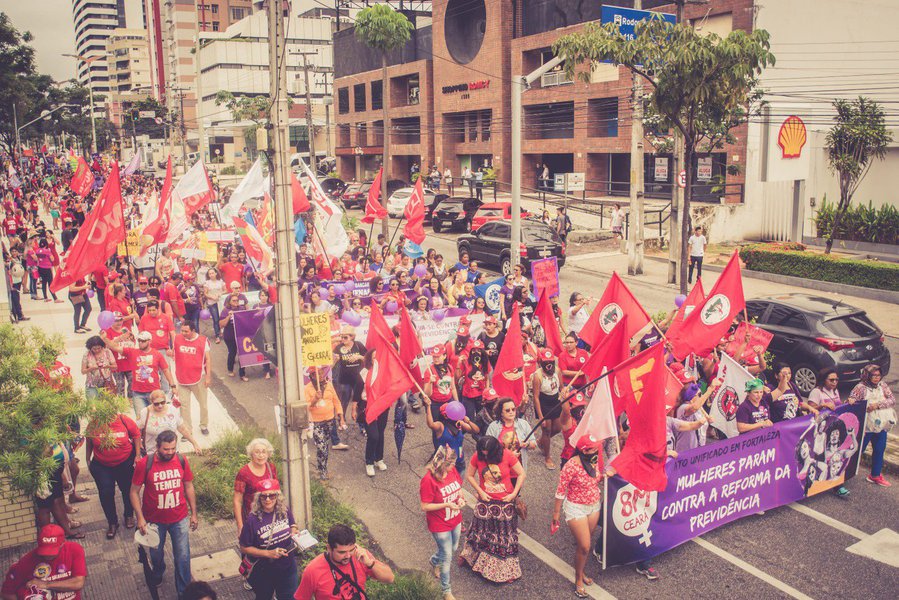 Os movimentos de mulheres do Ceará estão se organizando para programar as atividades do 8 de Março, Dia Internacional a Mulher. As diversas entidades que reúnem as militantes do movimento feminista estão se reunindo para definir a programação e os eixos de luta. A ideia é que haja, à exemplo de 2017, uma ação unificada para denunciar os retrocessos nos direitos das mulheres, após o golpe de 2016, com a aprovação da reforma trabalhista e a iminência da aprovação da reforma da previdência. A defesa da democracia também está na agenda dos movimentos