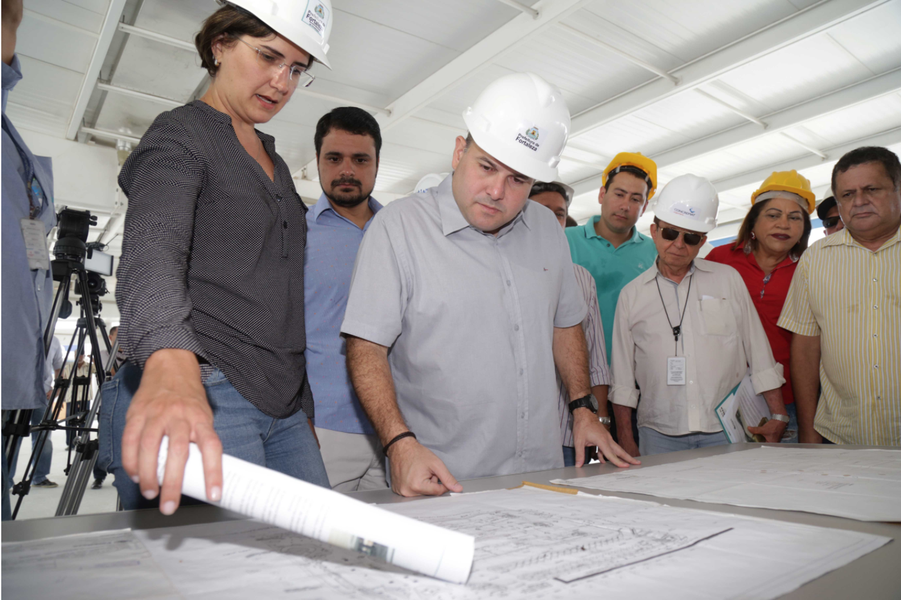 O novo Terminal da Messejana deve começar a operar em fase experimental até o início de fevereiro, anunciou nesta terça (9) o prefeito Roberto Cláudio (PDT). Orçado em R$ 17,6 milhões, o equipamento terá 70% de espaço a mais que o anterior, saindo de 4 mil m² para 6,8 mil m² de área construída. “Além da infraestrutura ampliada, moderna e acessível, o Novo Terminal contará com wi-fi e telas com GPS mostrando os horários de chegada dos ônibus. Os usuários terão acesso a serviços como Central de Medicamentos, Bicicletar e boxes de comércio. E o binário Jornalista Tomaz Coelho já estará funcionando", afirmou