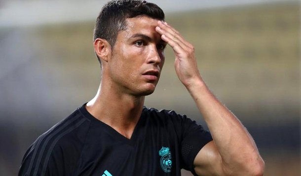 Uma reportagem do jornal "El Mundo" aponta que o atacante do Real Madrig Cristiano Ronaldo deve voltar a lidar com problemas com a Receita fiscal da Espanha; de acordo com a publicação, a diretora da instituição responsável pela investigação recomendou a prisão do craque da seleção portuguesa pelo suposto crime de evasão fiscal; segundo as investigações, o jogador deixou de pagar cerca 14,7 milhões de euros em impostos; ele também teria contado com "laranjas" e esquemas em paraísos fiscais para evitar a tributação de seus ganhos por direitos de imagem
