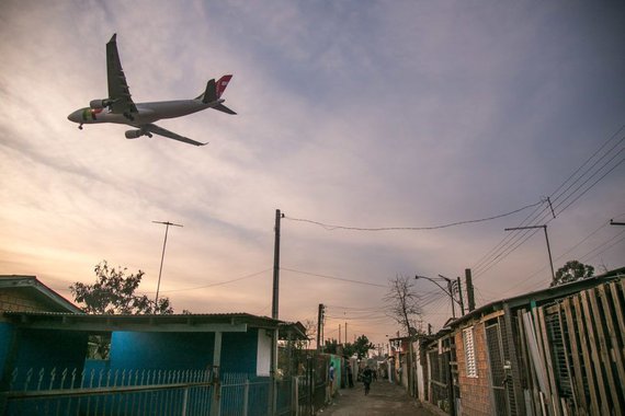 Licença ambiental para ampliação da pista do aeroporto da capital gaúcha foi emitida nesta quinta-feira (11); de acordo com o documento, a empresa Fraport Brasil – Porto Alegre, que assumiu a administração do aeroporto, irá desapropriar o terreno onde se localiza a Vila Dique; a empresa propôs um plano de remoção dessas famílias