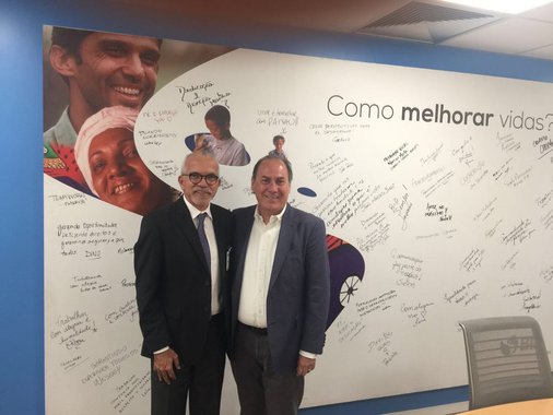 O prefeito de Aracaju, Edvaldo Nogueira (PCdoB), se reuniu, em Brasília, com o representante do Banco Interamericano de Desenvolvimento (BID), Hugo Flórez, para tratar do pedido de empréstimo de 75 milhões de dólares, na manhã desta terça-feira (23); se liberada, a verba será utilizada para construção de uma nova avenida na Zona Norte da capital, e obras de caráter social