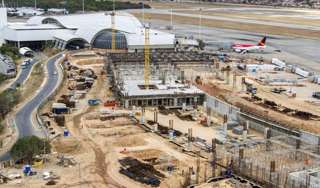 Os motivos alegados pela Fraport Brasil- Fortaleza, concessionária do aeroporto da capital cearense são, além é uma disputa judicial com a Infraero, a espera por um empréstimo junto ao Banco do Nordeste (BNB); cinco processos sobre as obras de expansão do aeroporto correm na 14.ª Vara da Justiça Federal do Distrito Federal,