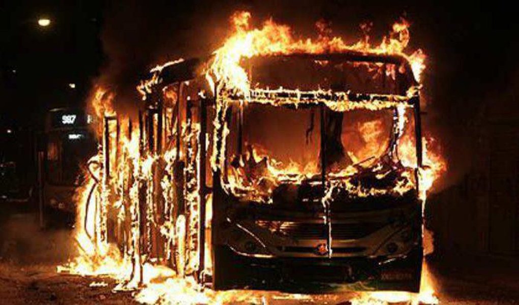  A deputada estadual Tereza Leitão (PT) lamentou o aumento das passagens de ônibus no Recife e anunciou que faria um pedido de CPI dos Transportes Públicos, caso o aumento seja aprovado; a parlamentar prometeu a criação de uma CPI na Assembleia Estadual para investigar irregularidades na gestão do setor de transporte