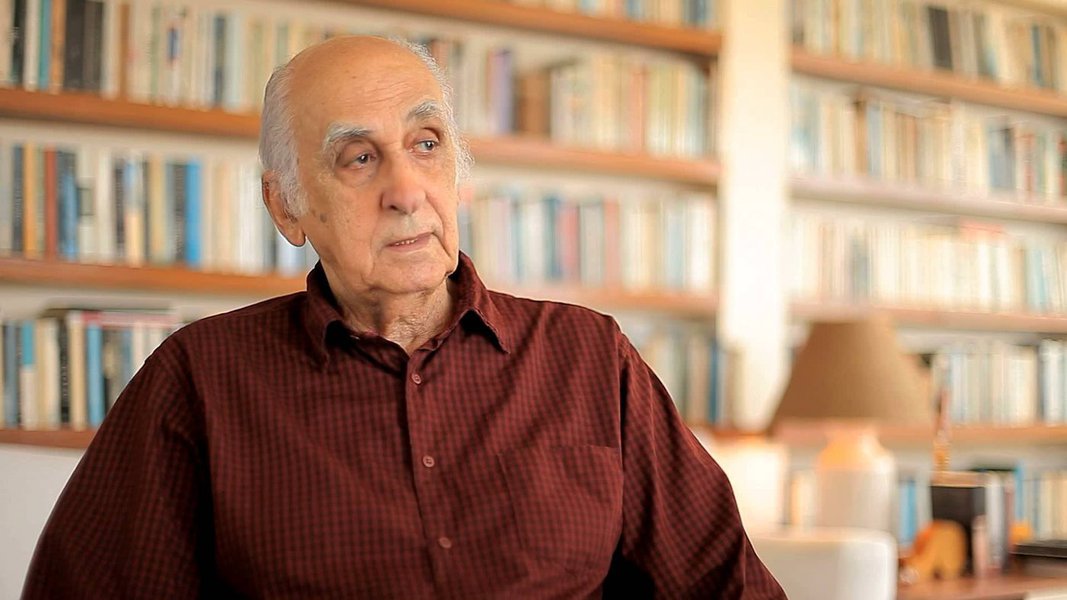 O jornalista e escritor Zuenir Ventura criticou o avanço do conservadorismo no Brasil e no mundo; "No Brasil, ninguém se dizia de direita, porque tinha vergonha de ser direita. Agora vivemos a época em que o conservadorismo está mais visível, nunca o conservadorismo foi tão despudorado. Acabar com o comunismo no Brasil foi fácil, o problema hoje é acabar com o anticomunismo. Temos militância anticomunista como se o comunismo não tivesse acabado há muito tempo", diz o autor do best-seller "1968, O Ano que Não Terminou"