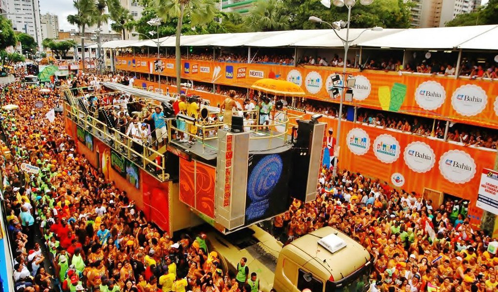 Uma das folias mais aguardadas e festejadas do Brasil, o Carnaval de Salvador deverá receber 770 mil turistas neste ano; de acordo com a prefeitura da cidade, 400 mil devem ser oriundos do interior, 300 mil de outros estados, com destaque para pessoas vindas do Rio de Janeiro, de São Paulo, Pernambuco, Sergipe e de Minas Gerais, e 70 mil de outros países, principalmente Argentina, França, Chile, Alemanha e Uruguai