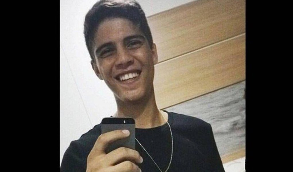 Morreu a terceira e última vítima da queda do Globocop, no dia 23 de janeiro, no bairro de Brasília Teimosa, na Zona Sul do Recife; Miguel Brendo Pontes Simões, de 21 anos, estava internado no Hospital da Restauração, no bairro do Derby, na área Central da capital pernambucana, desde o dia do acidente, quando o helicóptero caiu no mar; além de Miguel, outras duas pessoas morreram