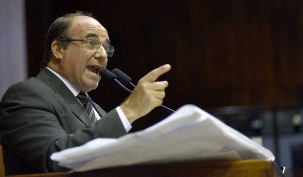 Coordenador da Frente Parlamentar em Defesa do Banrisul Público, o deputado estadual Zé Nunes (PT) não tem duvidas acerca das reais intenções do governo Sartori em relação ao Banrisul. “O governador desejou vida longa à Fundação Piratini num mês e logo em seguida mandou um projeto para a Assembleia propondo a extinção desta e de outras fundações”, lembra o parlamentar; “A situação que estamos vivendo agora é resultado do caminho escolhido pelo atual governo, que é o caminho de não governar o Estado. O governador Sartori escolheu o caminho de não governar. Ele não deu continuidade no Senado, por exemplo, ao processo de renegociação dos indicadores da dívida que teve um avanço importante em 2014”