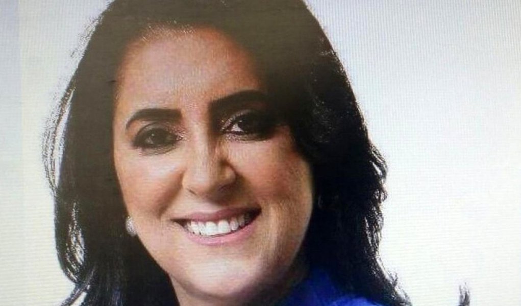 A Vara das Fazendas Públicas da comarca de Mozarlândia, em Goiás, afastou, por 180 dias, Márcia Bernardino de Souza Rezende, prefeita de Araguapaz; ela é suspeita de entregar a administração do município ao marido e ex-prefeito do município, José Segundo Rezende Júnior; liminar também proibiu o marido de Márcia de entrar no prédio da prefeitura e bloqueou R$ 50 mil em bens que estão em nome do casal